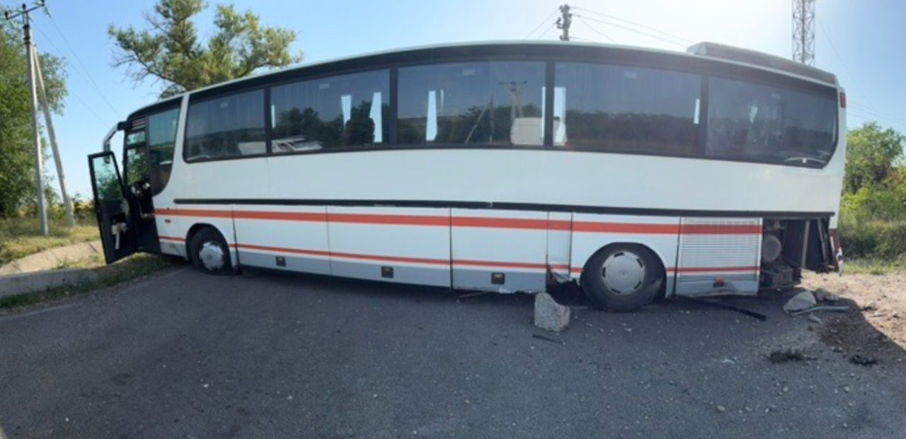 Un șofer de autocar a făcut stop cardiac la volan pe un drum din Sângerei .