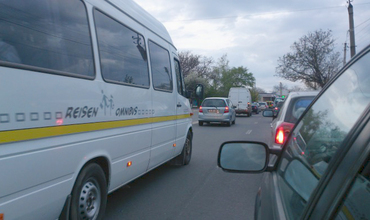 Pe traseul Chișinău - Soroca, zeci de automobile, microbuze și autobuze au fost blocate în trafic.