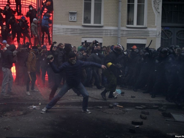 Insurgentii au trecut la ofensiva luni, in estul Ucrainei, cerand ajutor lui Vladimir Putin impotriva Guvernului proeuropean de la Kiev.