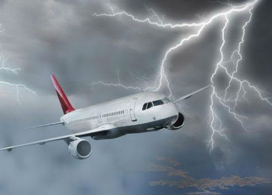 Din fericire, fulgerul nu a provocat pagube, iar aeronava a aterizat în siguranță, transmite Reuters.