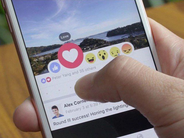A primit 4.000 de dolari amendă pentru că a dat „like” la nişte comentarii pe Facebook. 