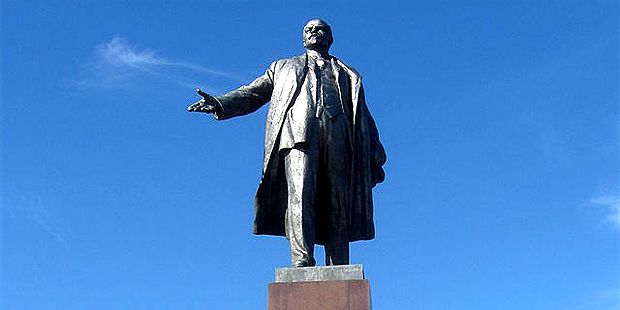 В Киеве снесут 12 памятников Ленину.