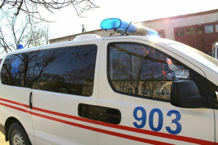Ребенок обжегся, положив руку на горячую плиту.