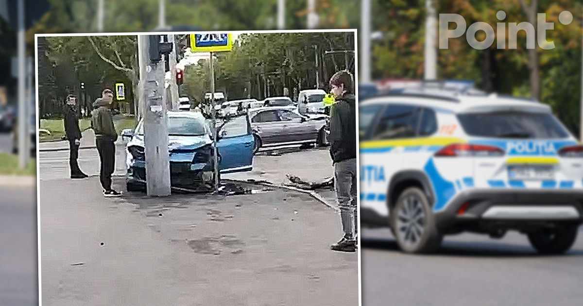 Accident la Chișinău: O mașină, proiectată într-un stâlp în urma impactului.