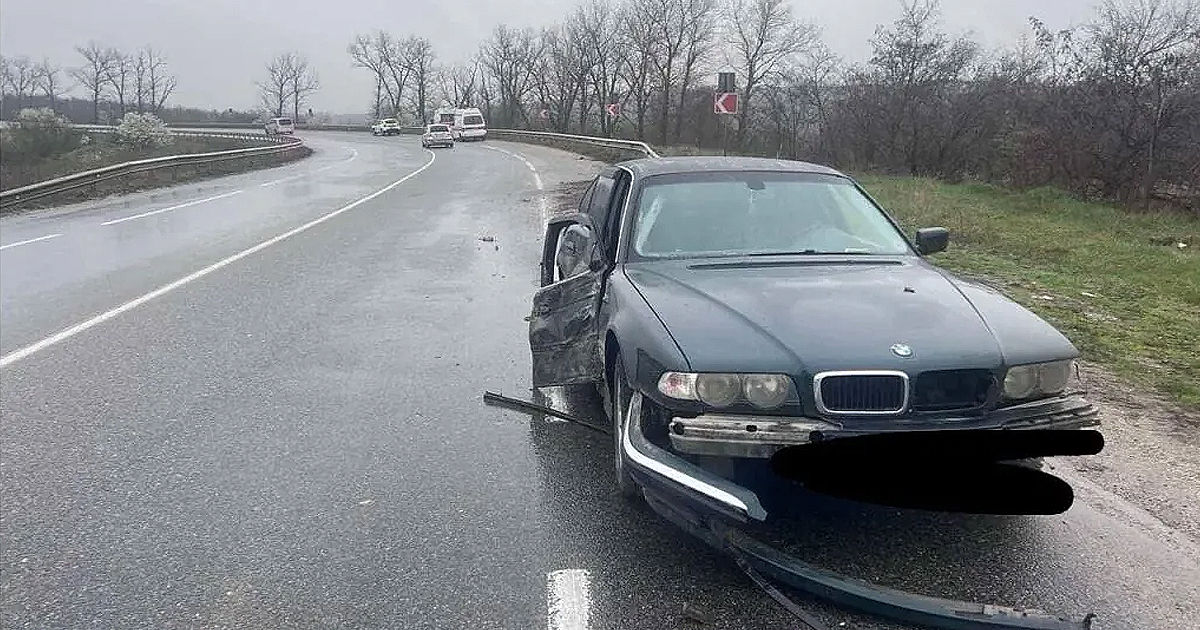 Accident la Sângerei: Un BMW a ieșit pe contrasens și s-a tamponat cu o ambulanță.