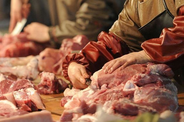 Peste 2 tone de carne de porc urmau să fie comercializate ilegal la Piaţa Centrală. Foto simbol: botosaniexclusiv.ro