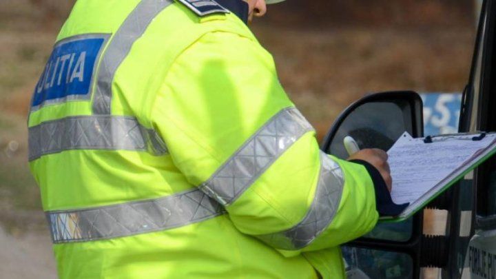 Agent de poliţie reţinut, după ce mai mult de un an a luat mită de la şoferi