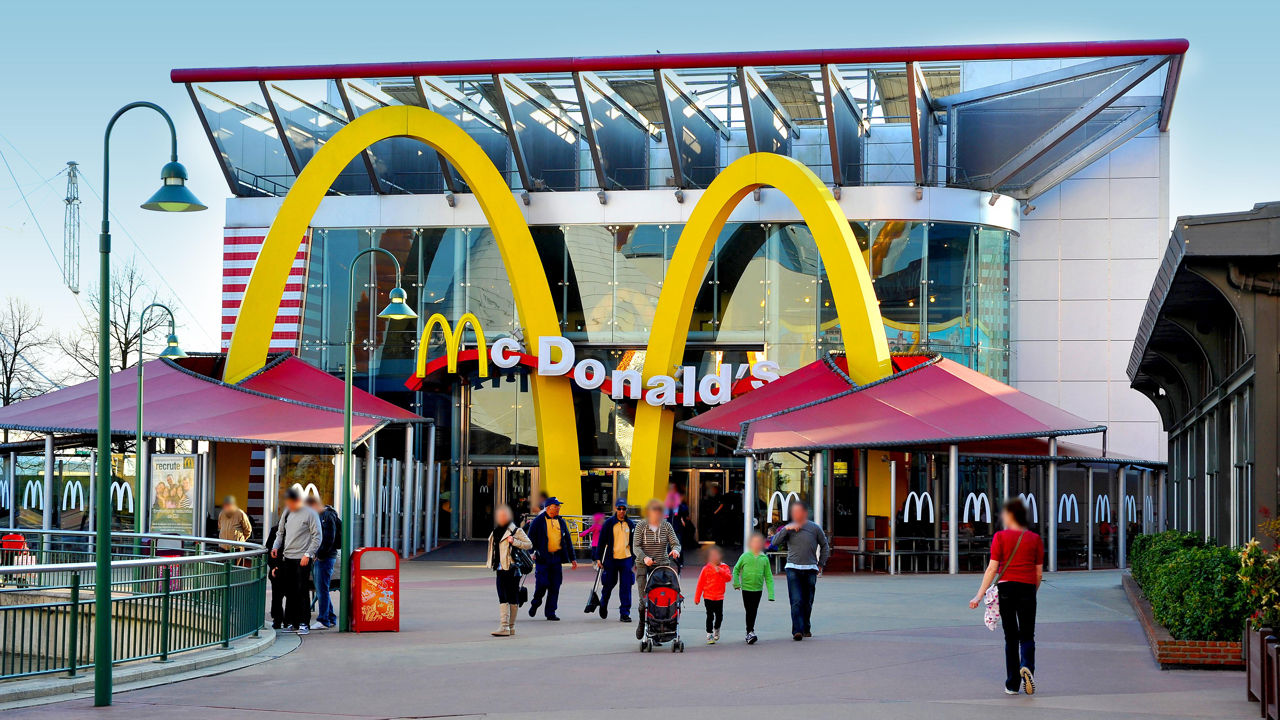McDonald's выплатит $1,3 млрд по делу о налоговых махинациях во Франции.