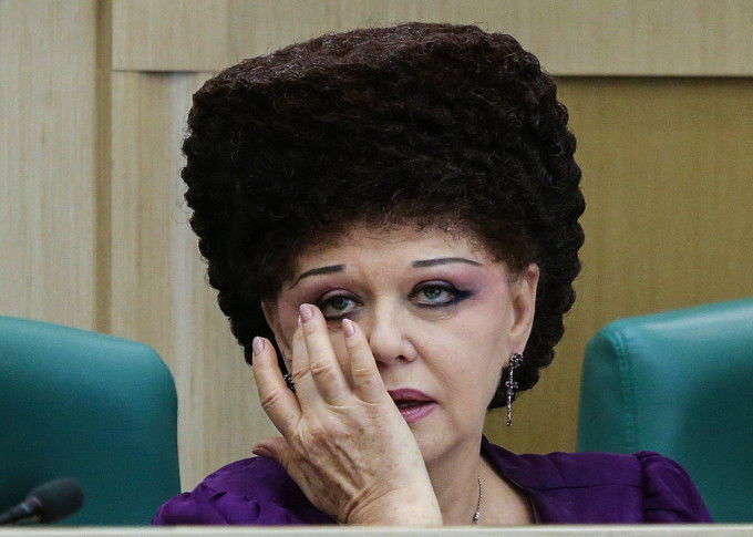 O senatoare din Rusia este ținta unor glume, din cauza părului. 