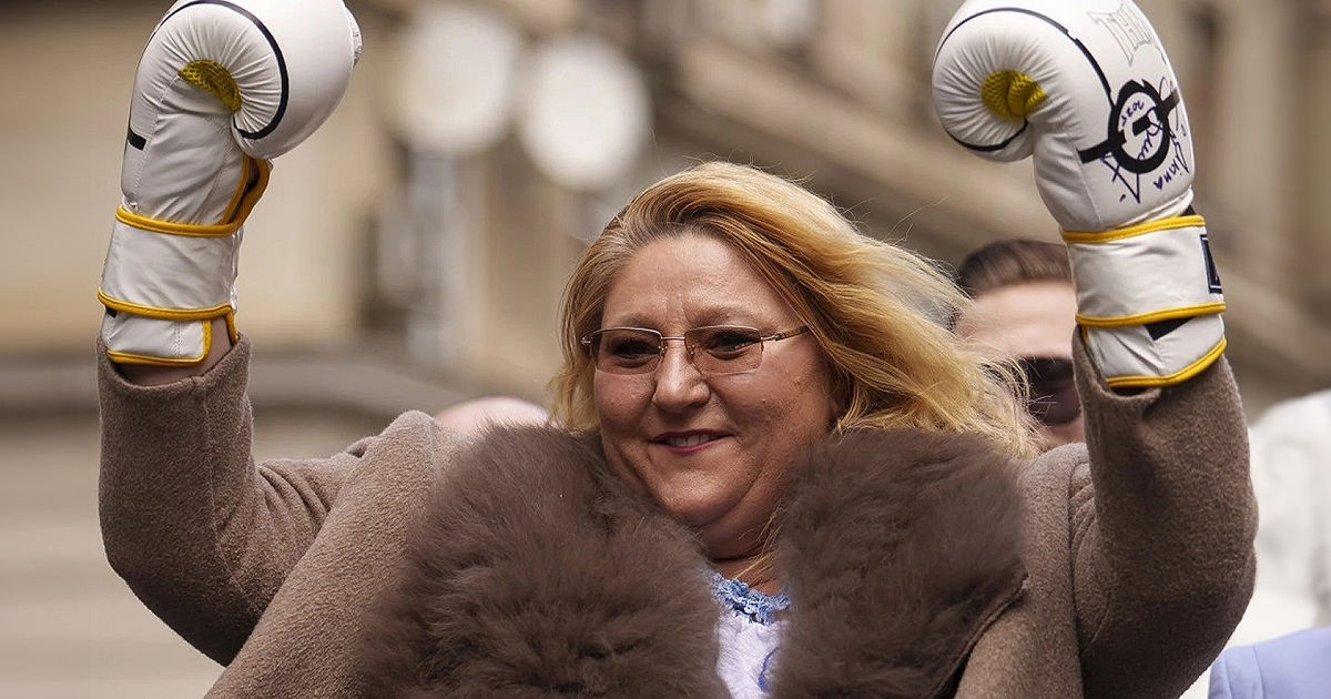 Federația Română de Box: Șoșoacă și-a inventat un pretext pentru a veni la BEC cu mănuși de box.