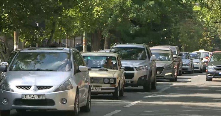 Кишинёв задыхается в пробках из-за парковки автомобилей не по правилам.
