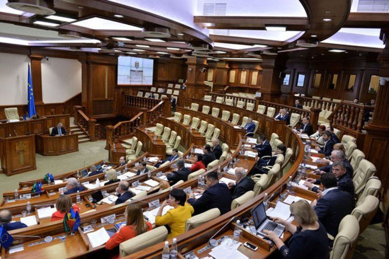 Депутаты молдавского парламента свой рабочий день 13 апреля начали с просмотра кинофильма.