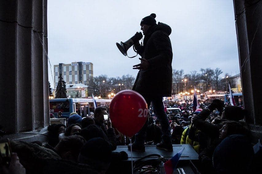 Алексей Навальный снова призвал выходить на антивоенные митинги.