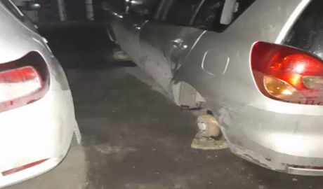 Doi tineri de 17 şi 21 de ani au fost reţinuţi de poliţie după ce au furat roţile unui automobil din capitală.