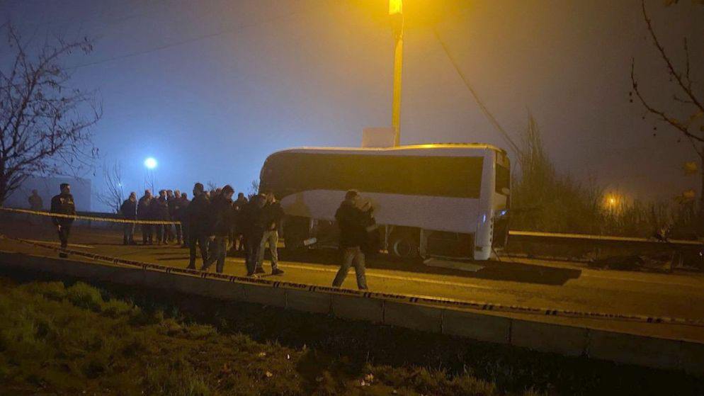 В Турции при подрыве автомобиля пострадали восемь полицейских.