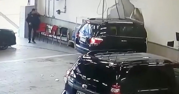 Россиянин на внедорожнике снёс стену автосалона и попал на видео.