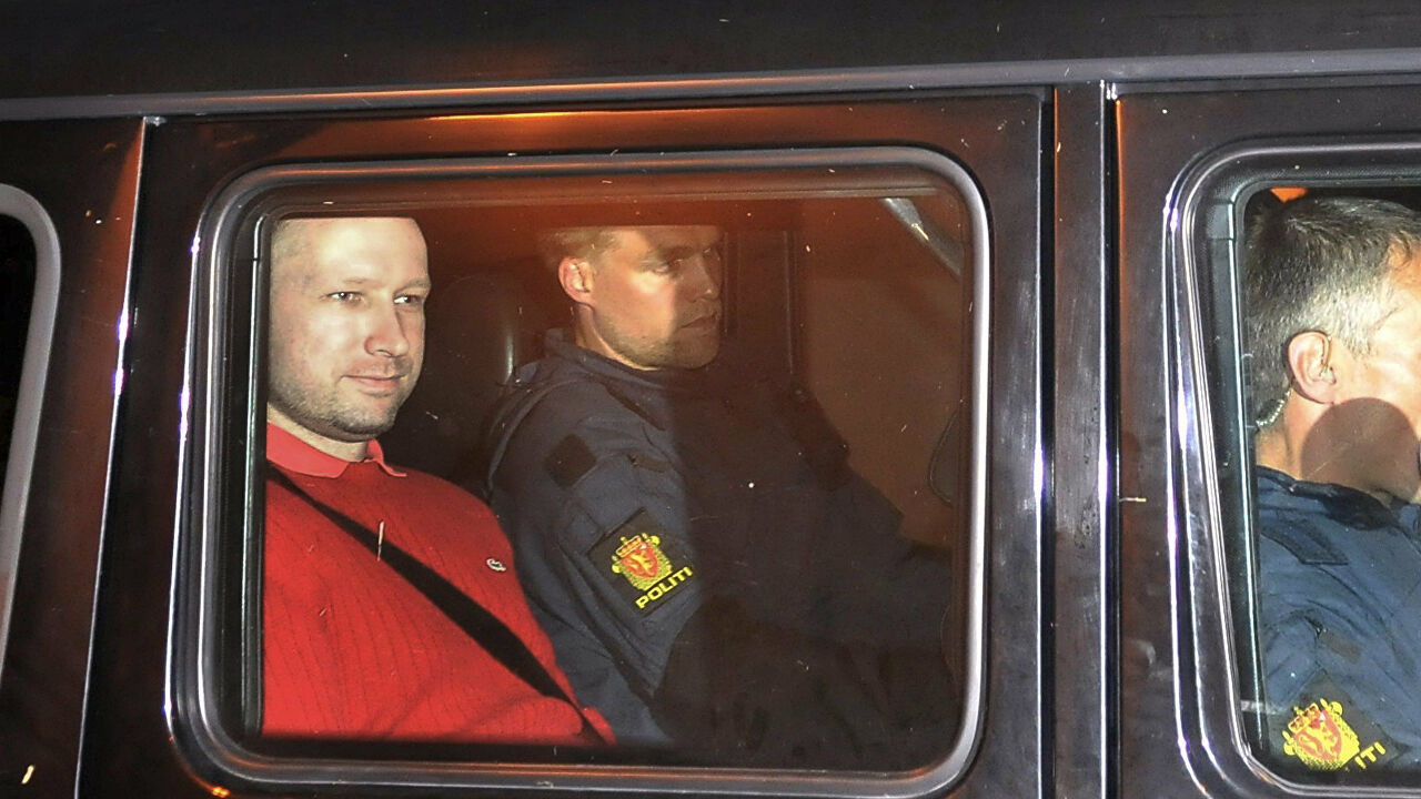 Норвежский радикал Брейвик, убивший 77 человек, попросил об УДО.