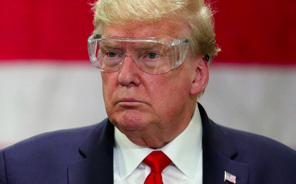 Трамп утверждает, что не носит маску от коронавируса, потому что ни к кому близко не подходит.