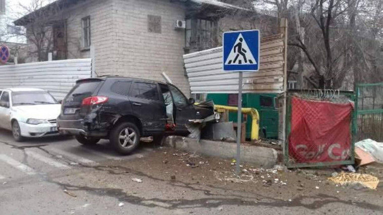 Un automobil de model Hyindai Santa Fe a accidentat un alt autovehicol după care s-a tamponat într-o țeavă de GAZ.