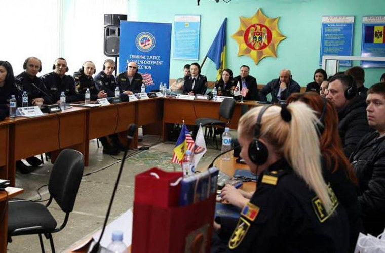 В конце курса слушатели получили от инструкторов ФБР сертификаты участников.