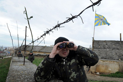 Украинские военные на аэродроме «Бельбек». Фото: Виктор Драчев / AFP