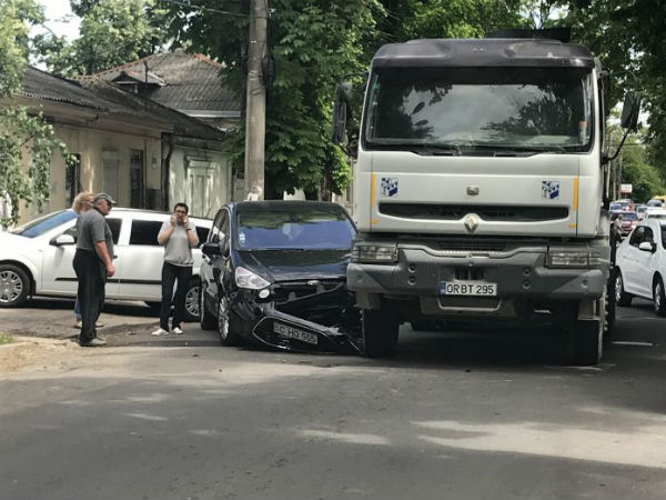 Aвтомобиль марки Ford столкнулся с бетономешалкой. 
