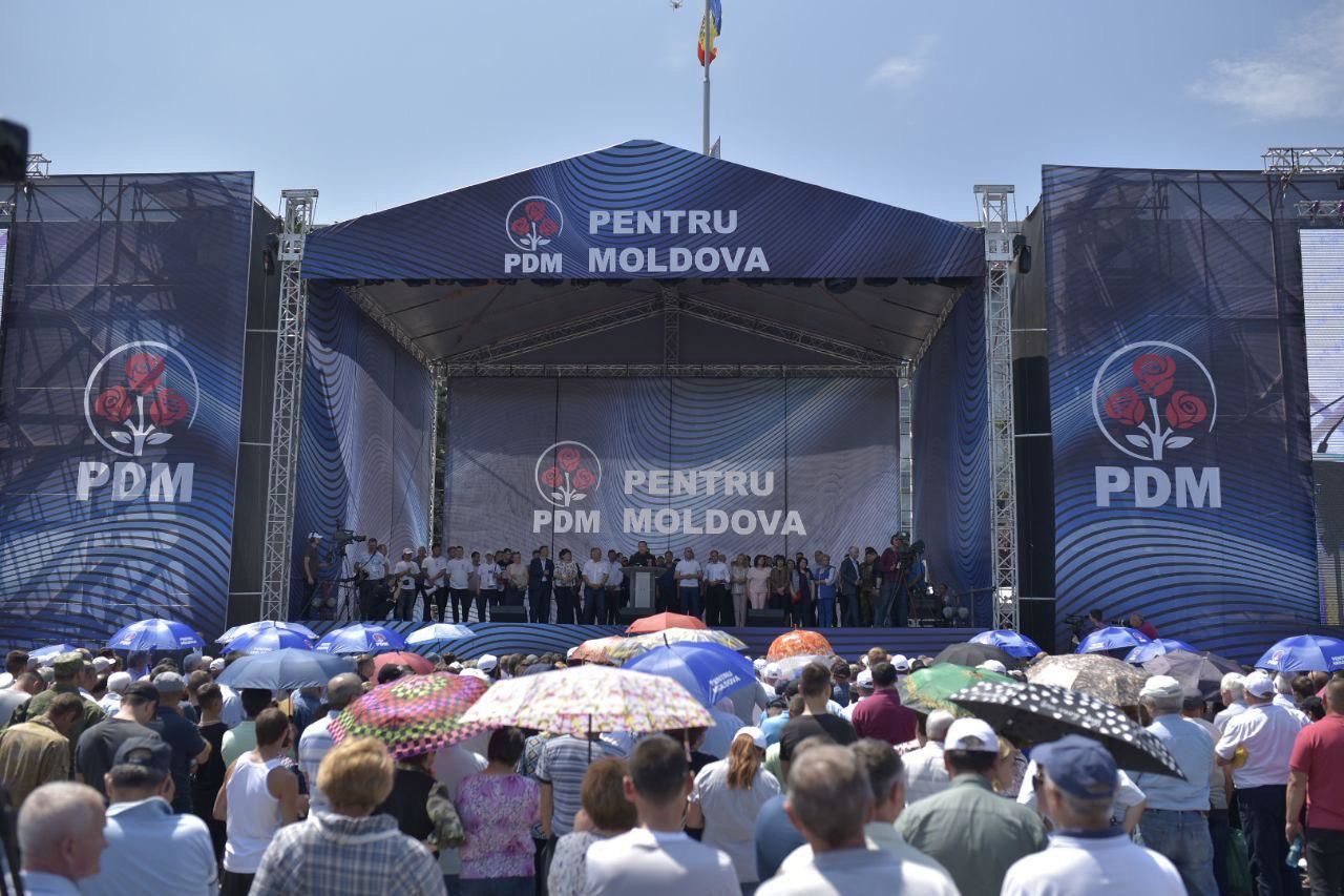 На митинг организованно свозят людей из регионов.