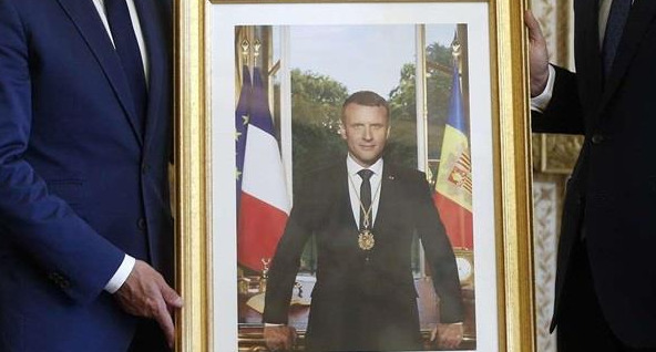 Во Франции из мэрий массово воруют портреты Макрона.
