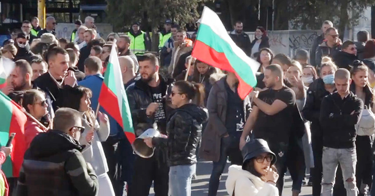 В Болгарии проходят массовые манифестации против санпропусков.