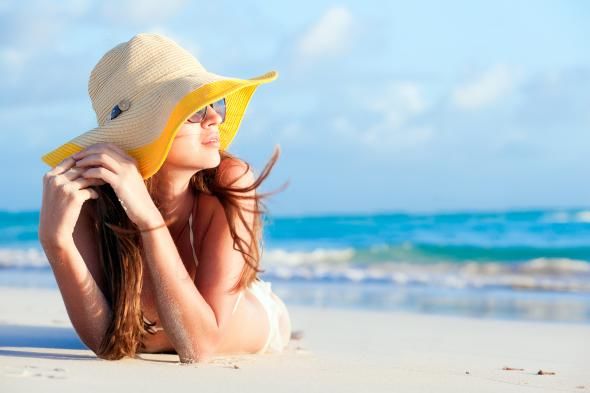 Medicii arată că protecția solară trebuie să existe și când mergem pe stradă la orele cu grad mare de radiații solare. 