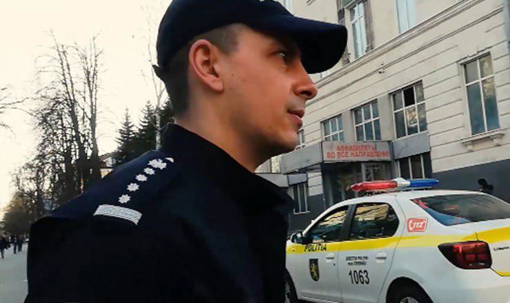 Полиция оценит действия сотрудника, вступившего в спор с активистом.