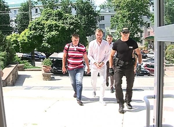 Potrivit Centrului Național Anticorupție (CNA), acuzatul a recunoscut vinovăția sa în „spălare de bani, infracțiune ce a cauzat prejudicii deosebit de mari Băncii de Economii”.