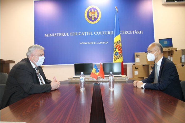 Посольство КНР передало партию ноутбуков для учебных заведений Молдовы.