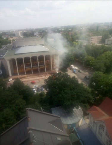 O maşină a intrat în panoul de la Palatul Republicii.