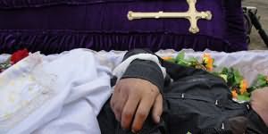 Minorul de 7 ani de la Verejeni, Telenești, care a fost împușcat mortal, este condus pe ultimul drum.