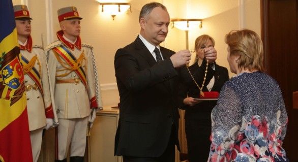 Senatoarea franceză Josette Durrieu decorată de Igor Dodon cu „Ordinul de Onoare”. Foto simbol: presedinte.md 