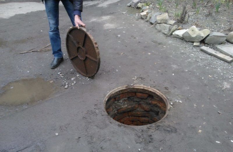 Украденные канализационные люки обнаружили в легковом автомобиле.