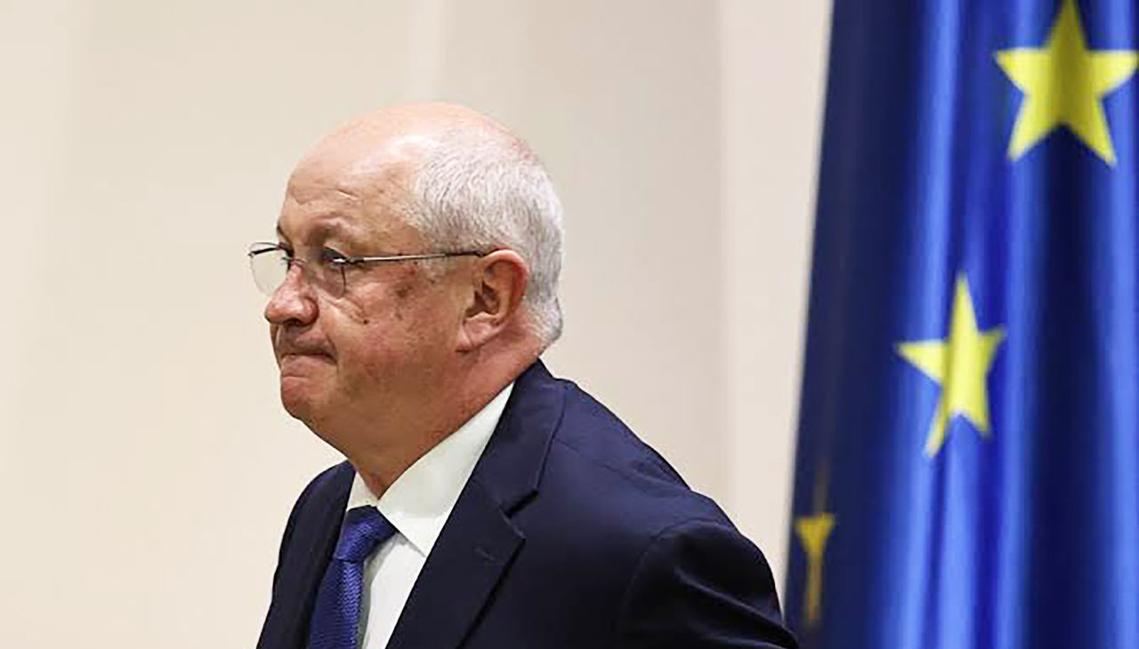 Премьер-министр Мунтяну ушел в отставку.