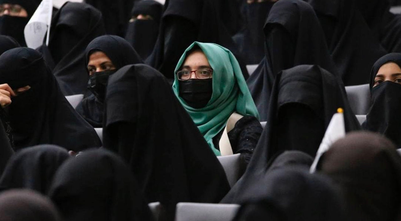 Talibanii interzic folosirea cărților scrise de femei în universitățile din Afganistan.