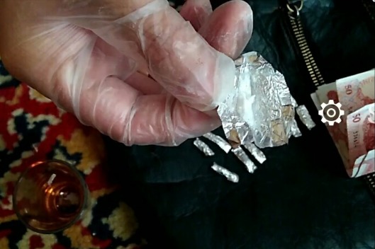 Poliţiştii au găsit heroină, pastile cu efect psihotrop, mai multe obiecte destinate consumului de droguri.