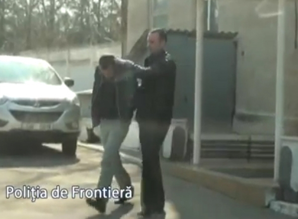 Cu un asemenea pasaport a incercat sa treaca granita o tanara in varsta de 25 de ani, insa a fost oprita de politia de frontiera, apoi interogata in cadrul anchetei.