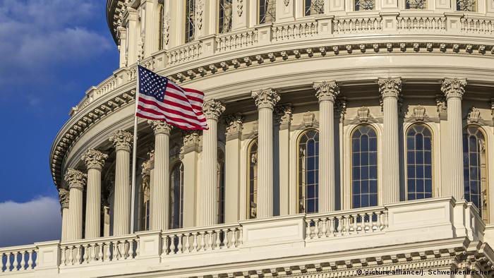 Сенат США одобрил выделение 430 млрд долларов на борьбу с инфляцией.