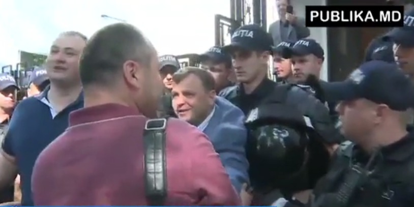 Нэстасе растолкал полицейских в попытке ворваться на заседание Высшего совета магистратуры.