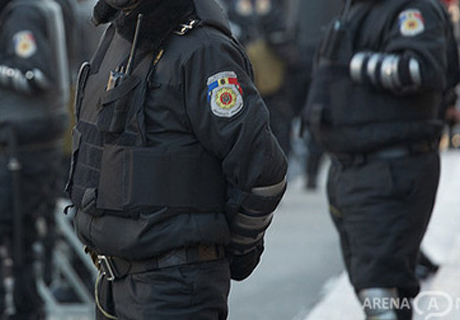 Во время обысков у активистов движения "Антифа" полиция изъяла оружие и боеприпасы. Фото: infotag.md.