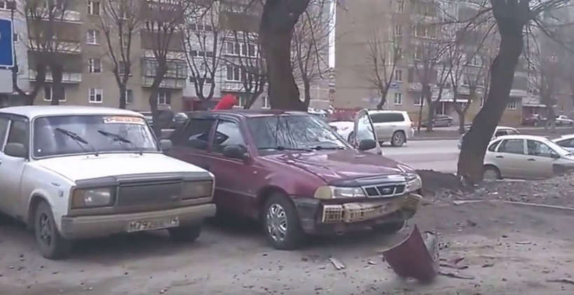 Выезжая из дворов, водитель Hyundai врезался в припаркованные автомобили.