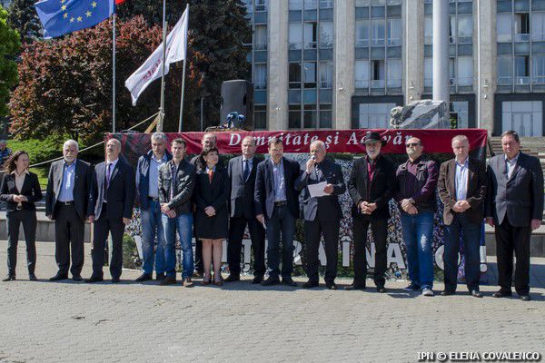 5 мая, правоохранительные органы задержали четырех человек после обысков в их домах.