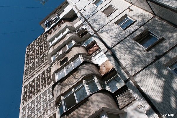 Сбросившаяся с 4 этажа девочка находится между жизнью и смертью.