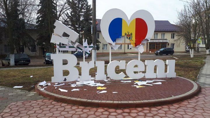 Вандалы разбили инсталляцию "Я люблю Бричаны".