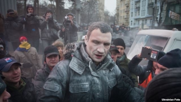 La rândul lor, milițienii au atacat cu gaze lacrimogene, fum și gloanțe de cauciuc.