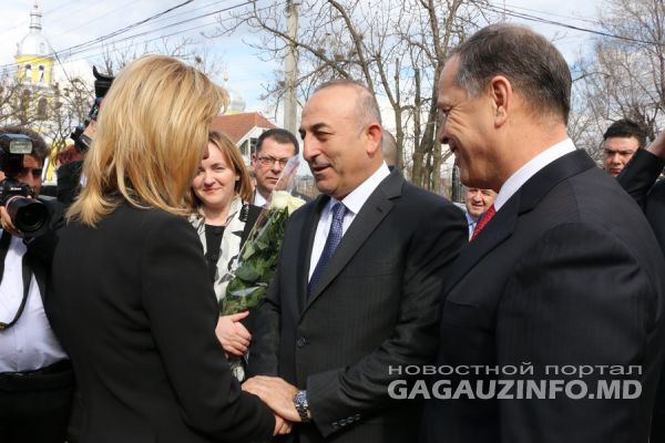 Прибыл дипломат вместе с главой молдавского внешнеполитического ведомства Натальей Герман. Фото: Gagauzinfo.md